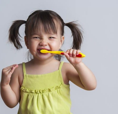 اهمیت مسواک زدن در حفظ سلامت دندان | شرکت ستاره گنبد مینا