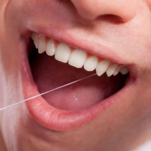 استفاده از نخ دندان | شرکت ستاره گنبد مینا