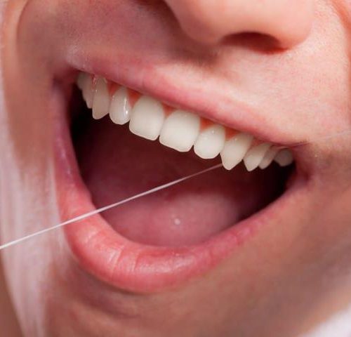 استفاده از نخ دندان | شرکت ستاره گنبد مینا