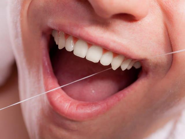 استفاده از نخ دندان | شرکت ستاره گنبد مینا