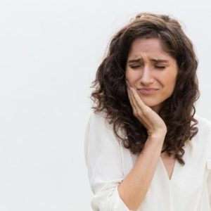 خطرات آبسه دندان | نخ دندان مینا