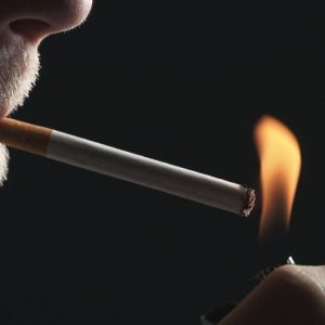 سیگار کشیدن و تاثیر آن بر دندان ها | نخ دندان مینا