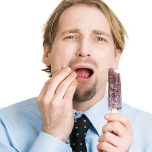 دلایل ایجاد حساسیت دندان | نخ دندان مینا