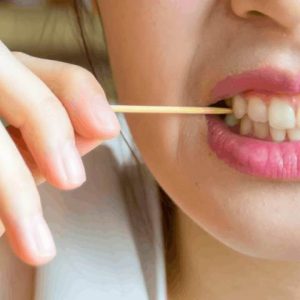 استفاده از خلال برای تمیز کردن دندان | نخ دندان مینا