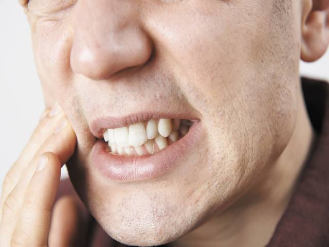 معرفی دلایل و علائم تحلیل استخوان فک | نخ دندان مینا