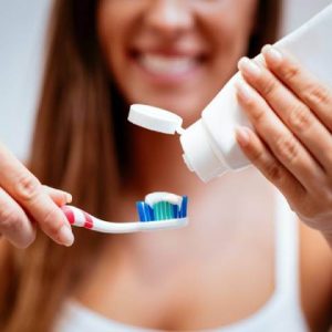 تاثیر مسواک بر گوارش | شرکت نخ دندان مینا