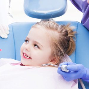 خصوصیات یک دندانپزشک کودکان خوب | شرکت نخ دندان مینا