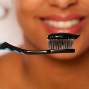 خمیر دندان زغالی چیست و چه ویژگی هایی دارد؟ | شرکت نخ دندان مینا