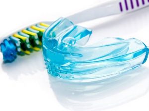 روش‌های تمیز کردن محافظ دهان شبانه | شرکت نخ دندان مینا