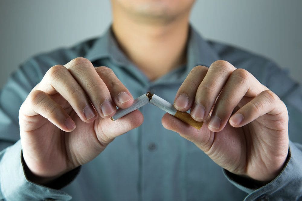 آیا سیگار بر ایمپلنت تاثیر منفی دارد؟ | نخ دندان مینا