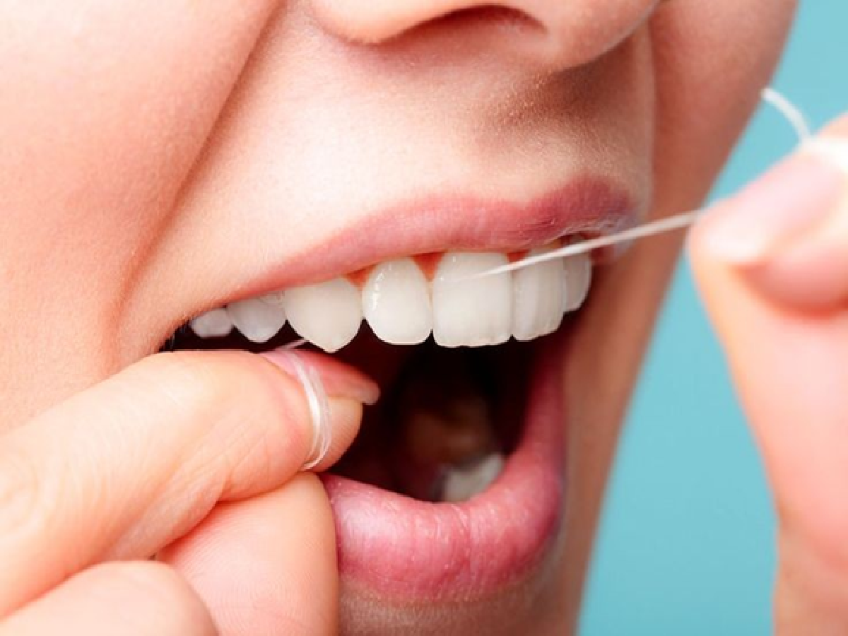 استفاده از نخ دندان مینا برای کاهش درد دندان بعد از عصب کشی