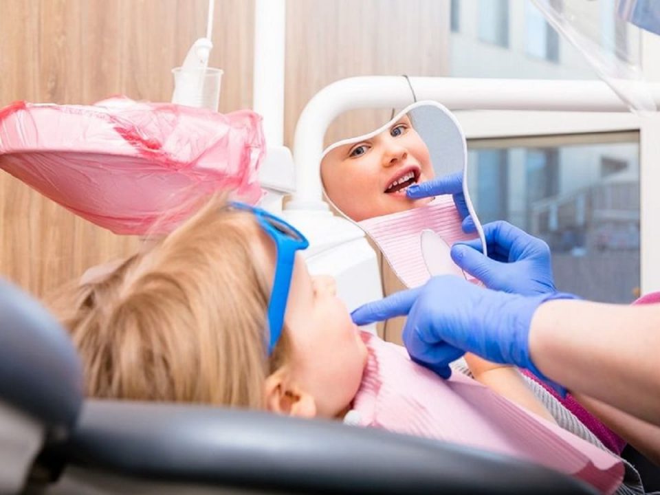 جرم گیری دندان کودکان | نخ دندان مینا