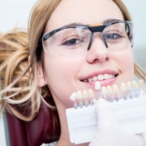 لومینیرز دندان چیست و چگونه نصب می‌شود؟ | نخ دندان مینا