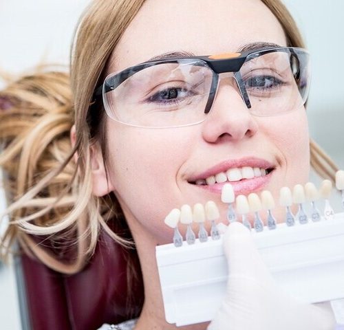 لومینیرز دندان چیست و چگونه نصب می‌شود؟ | نخ دندان مینا