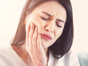 کشیدن دندان یا درمان ریشه کدام یک می‌تواند روش درمانی بهتری باشد؟ | نخ دندان مینا