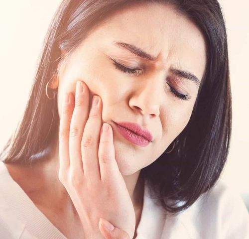 کشیدن دندان یا درمان ریشه کدام یک می‌تواند روش درمانی بهتری باشد؟ | نخ دندان مینا