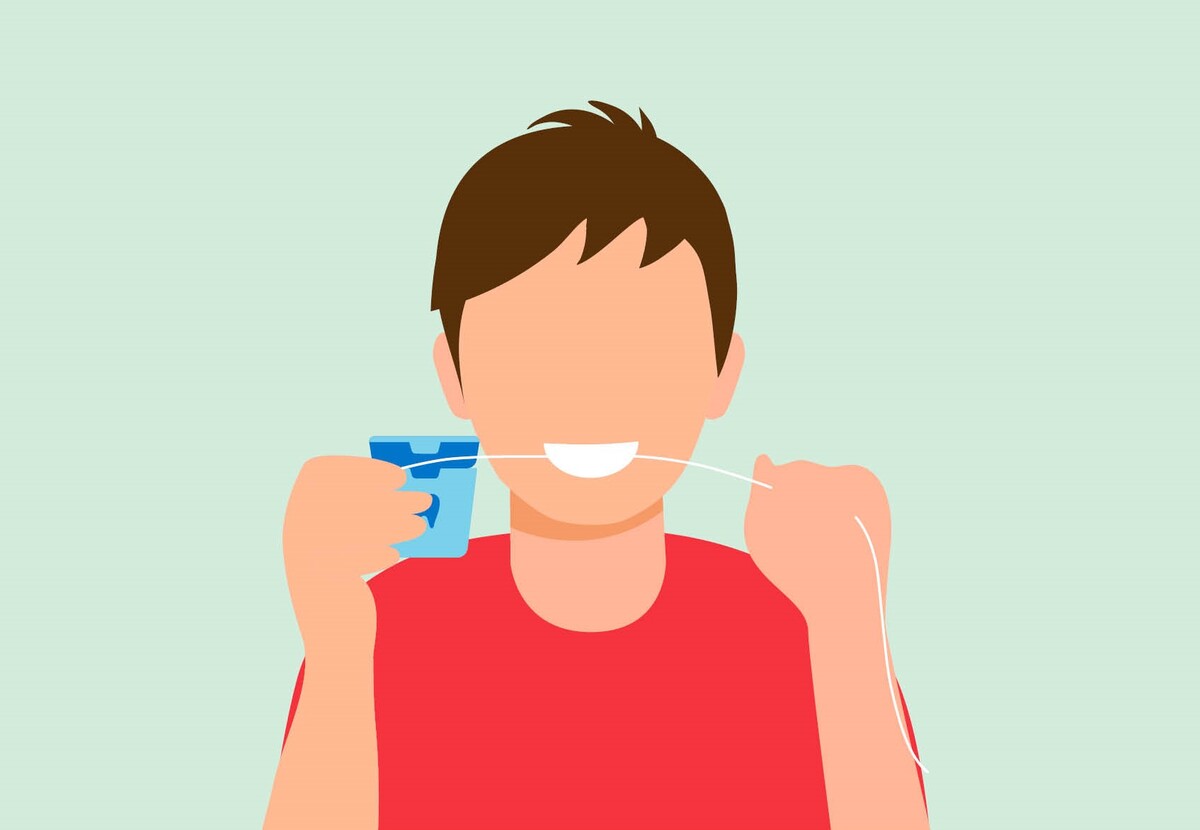 اهمیت نخ دندان کشیدن کودکان | نخ دندان مینا