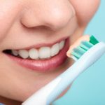۶ راهکار تمیز کردن بریج دندانی